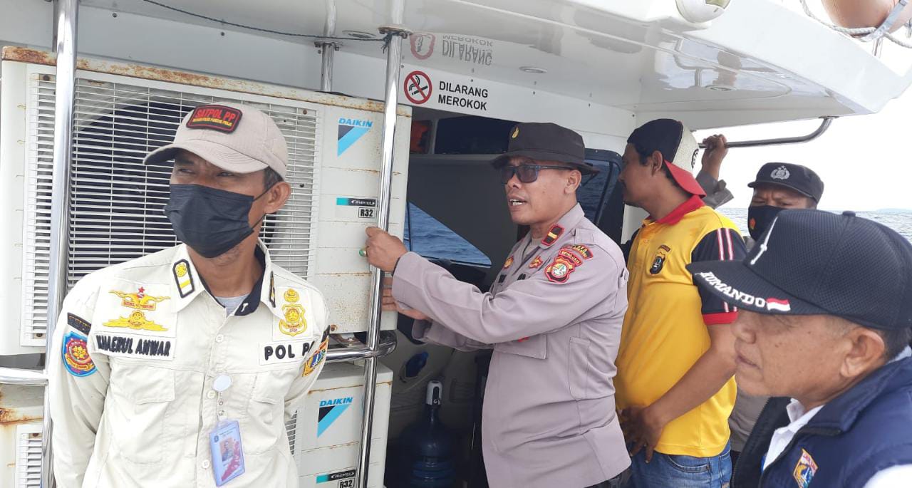 Kapal Karam di Perairan Pulau Payung, Tim Gabungan Polres Kep. Seribu Respon Cepat Lakukan Evakuasi
