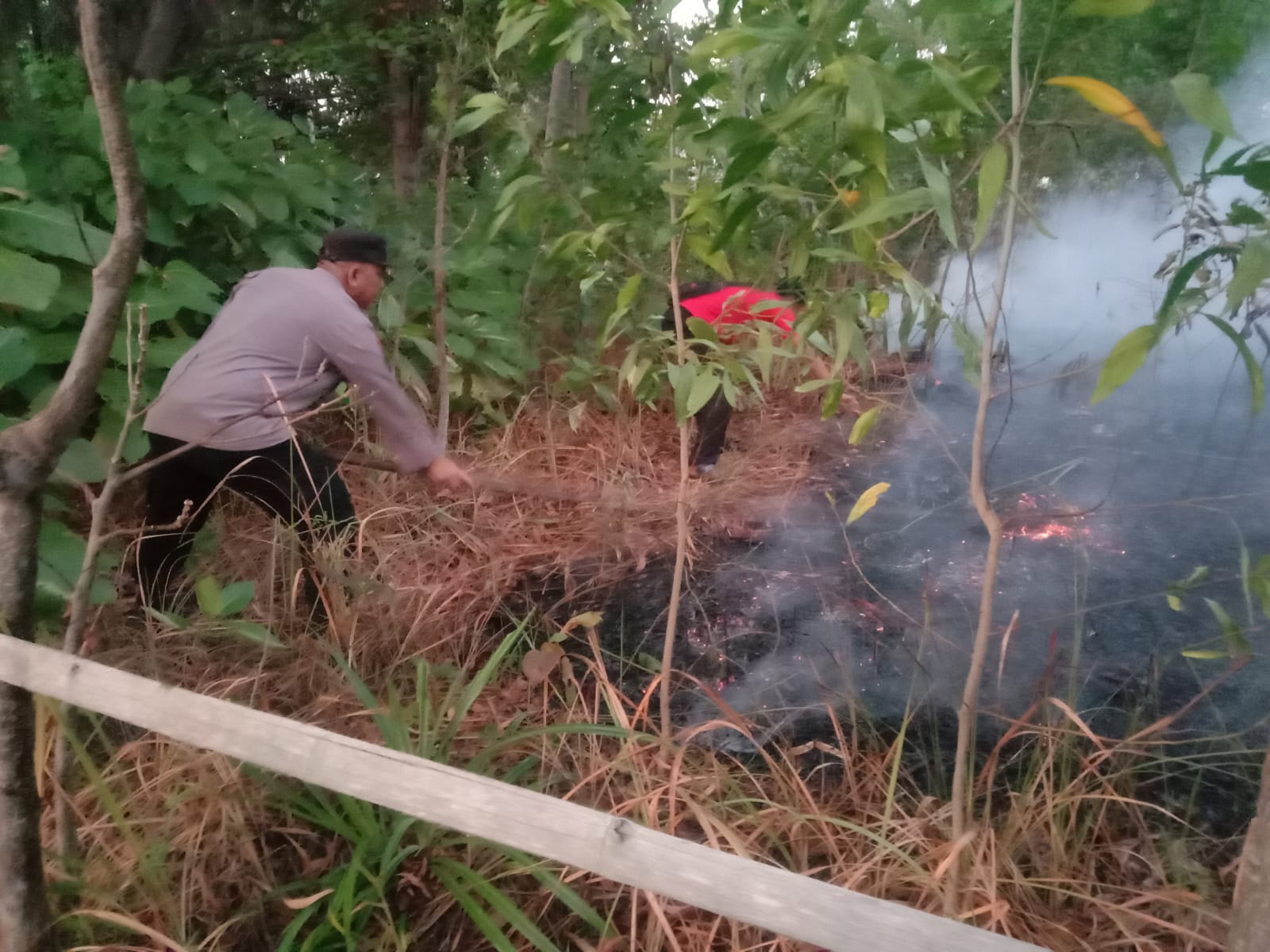 Sinergitas Polsek Kepulauan Seribu Selatan dan Instansi Terkait Padamkan Kebakaran di Pulau Tidung