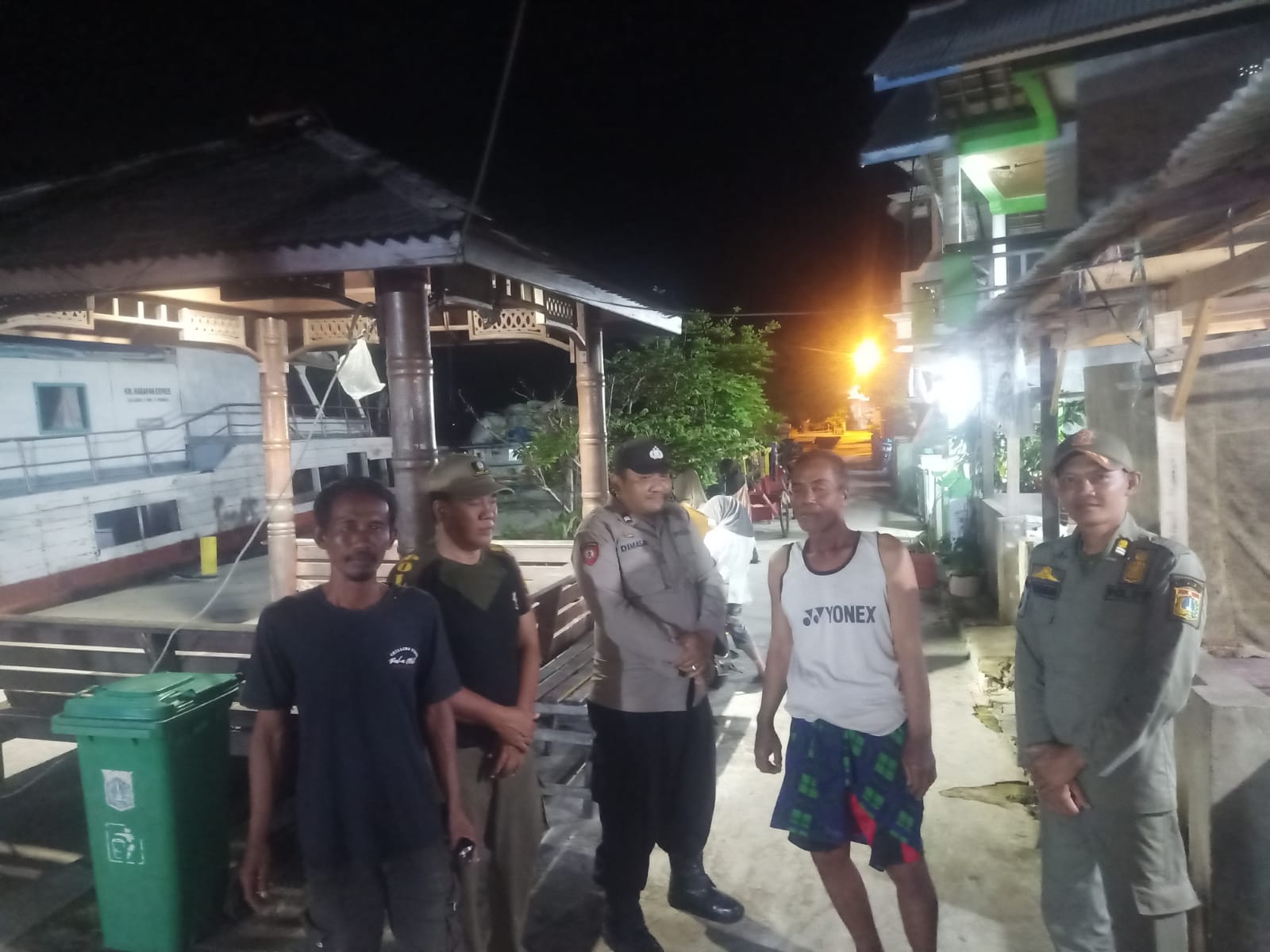 Patroli Malam Dialogis Polsek Kepulauan Seribu Utara Himbau Warga Pulau Harapan Tetap Bersatu Pasca Pemilu 2024