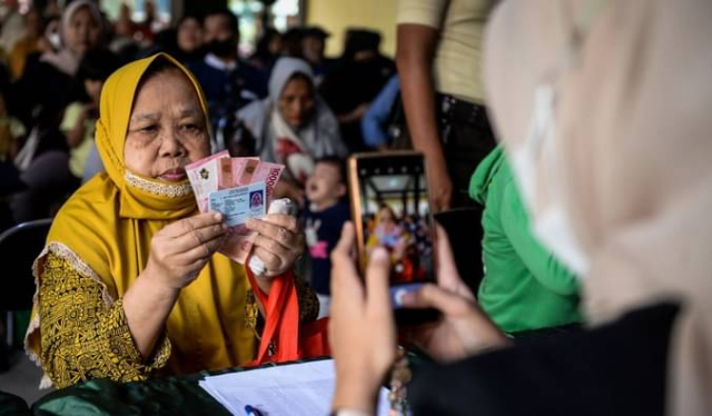 Masyarakat Akan Terima Bansos Uang Tunai tanpa Barang pada 2027
