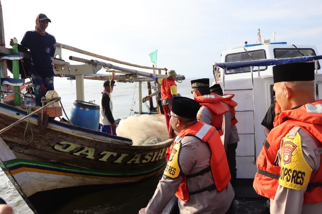 Kapolres Kepulauan Seribu Bagikan Takjil kepada Nelayan dalam Safari Ramadhan