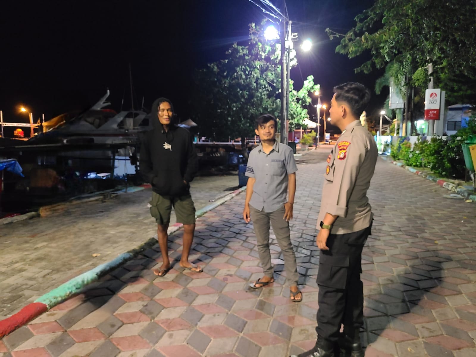 Patroli Malam Polsek Kepulauan Seribu Utara: Menghimbau Warga Waspada Hoax dan Antisipasi Kenakalan Remaja