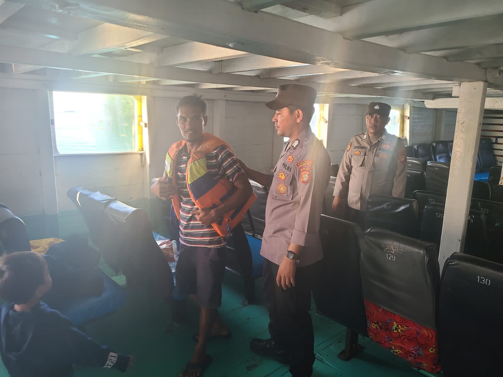 Polsek Kepulauan Seribu Utara Memastikan Perlengkapan Keselamatan Kapal di Dermaga Pulau Kelapa