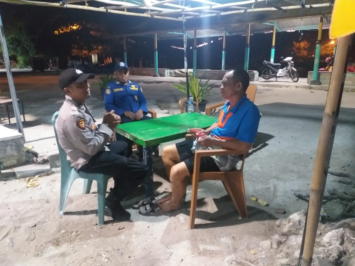 Patroli Malam Polsek Kepulauan Seribu Selatan di Pulau Tidung untuk Menjaga Keamanan dan Menerima Masukan Warga