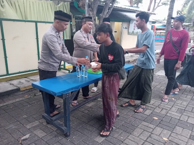 Polres Kepulauan Seribu Bagikan Takjil untuk Warga di Halaman Masjid Baitul Jannah