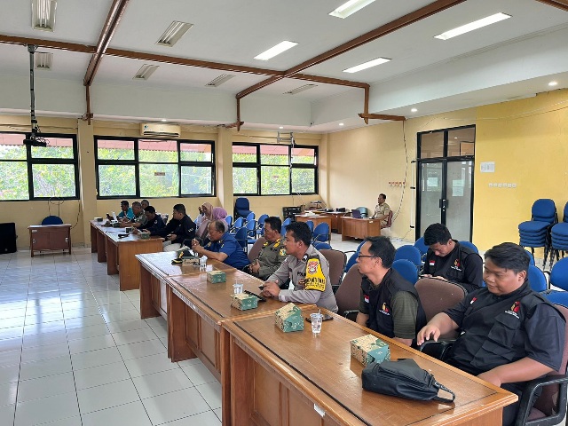 Kanit Binmas Polsek Kepulauan Seribu Selatan  Hadiri Rapat Persiapan Posko Bersama Pilkada Putaran I Tahun 2024