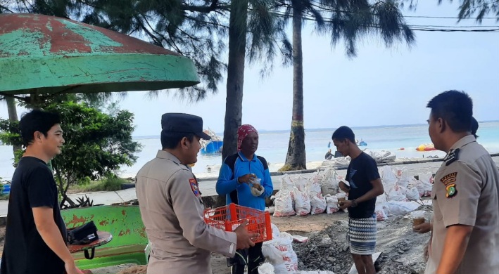 Polsek Kepulauan Seribu Selatan Berbagi Berkah Ramadhan: Takjil Keliling di Pulau Tidung