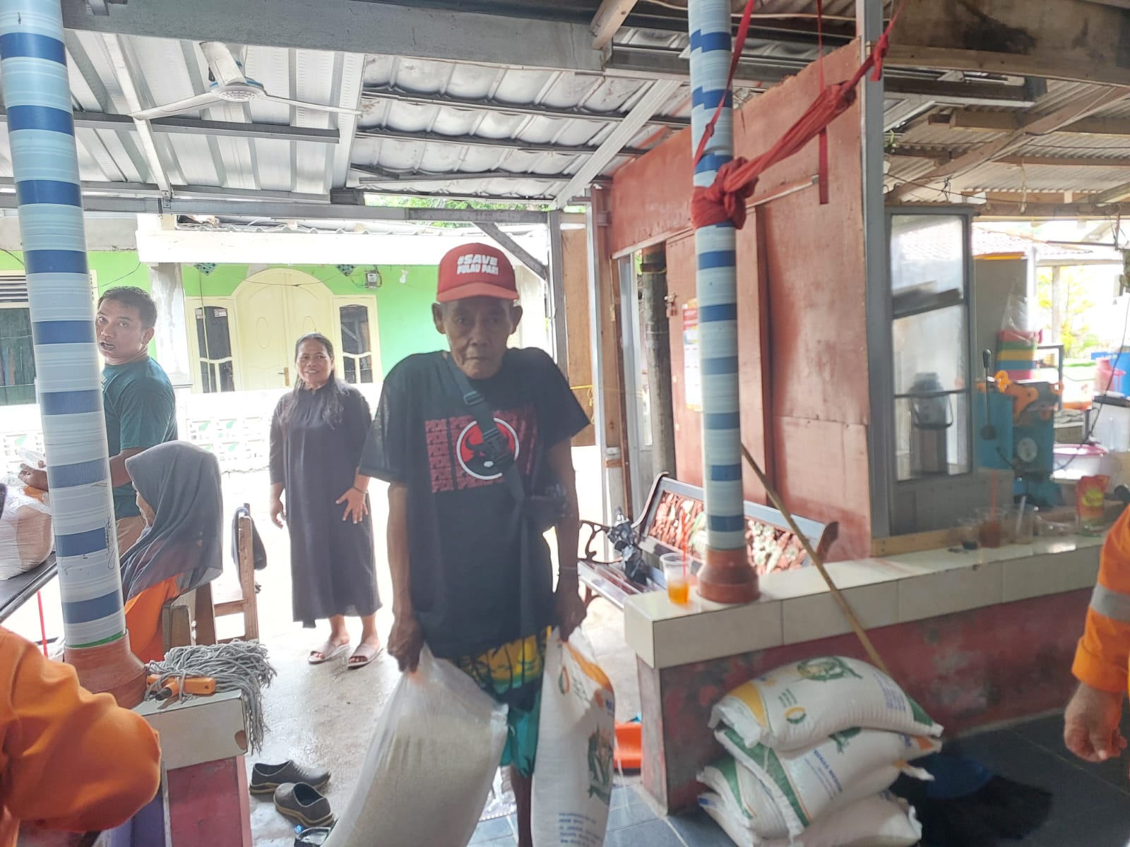 Perum Bulog Salurkan Bantuan Beras ke Warga Kepulauan Seribu