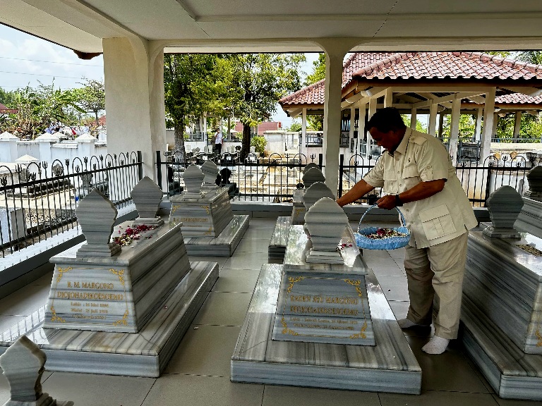 Prabowo Pulang Kampung ke Banyumas, Ziarah Makam Kakek dan Eyang Putri