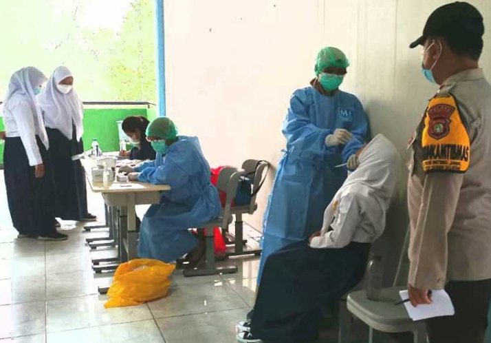 Polsek Kep Seribu Selatan Gelar Testing Swab Antigen di SMPN 285 Pulau Untung Jawa, Cegah Sebaran COVID19 Cluster Sekolahan