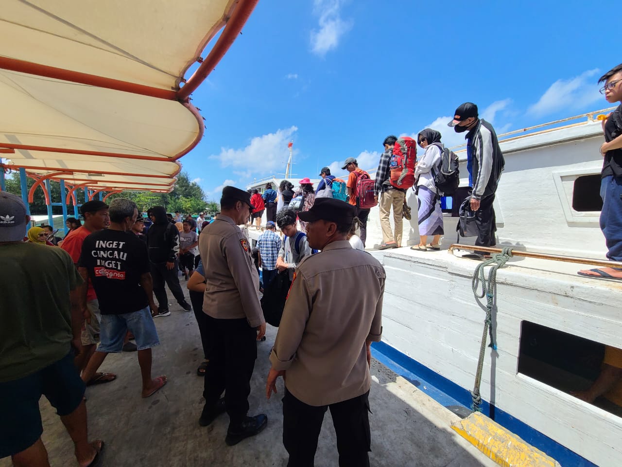 Polsek Kepulauan Seribu Utara Memberikan Pelayanan Humanis Kepada Penumpang Kapal