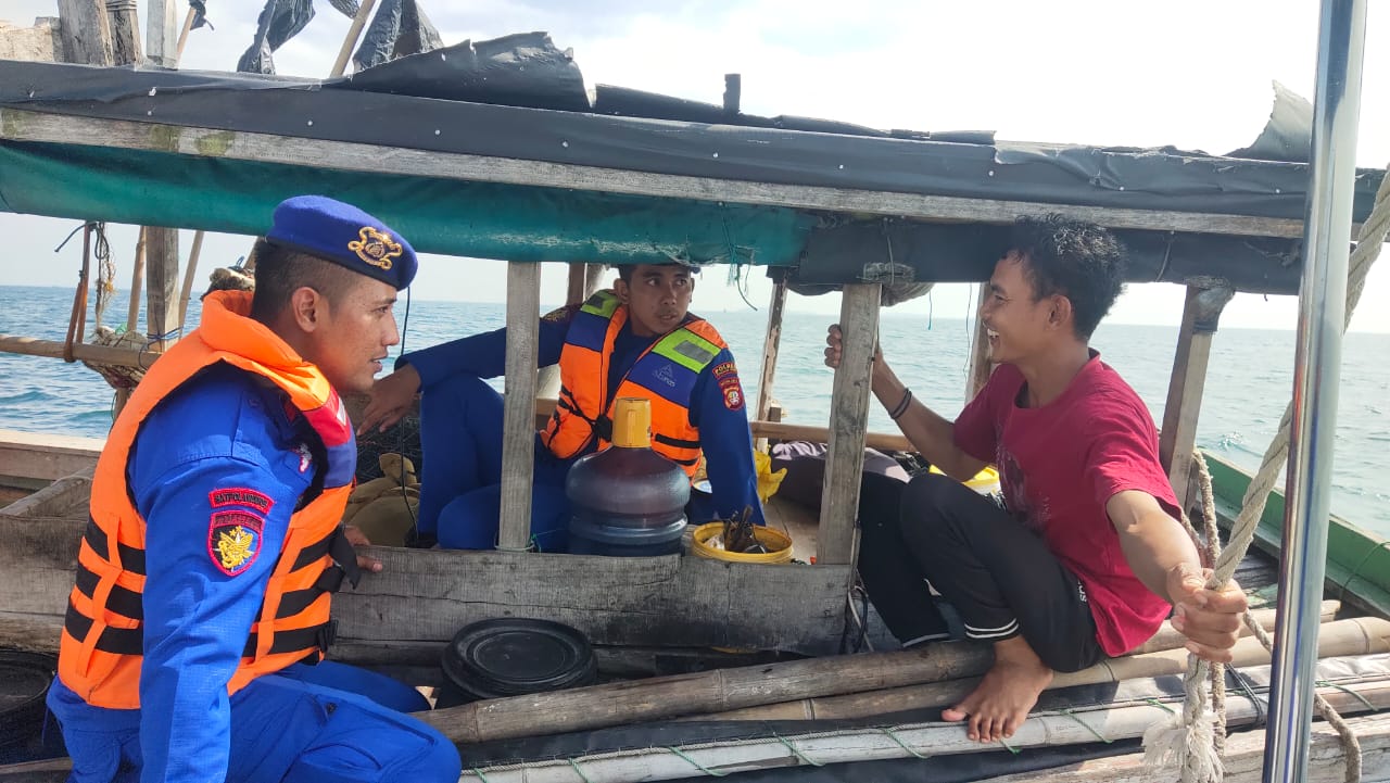Patroli Laut Satpolairud Polres Kepulauan Seribu Berikan Himbauan Keselamatan kepada Nelayan
