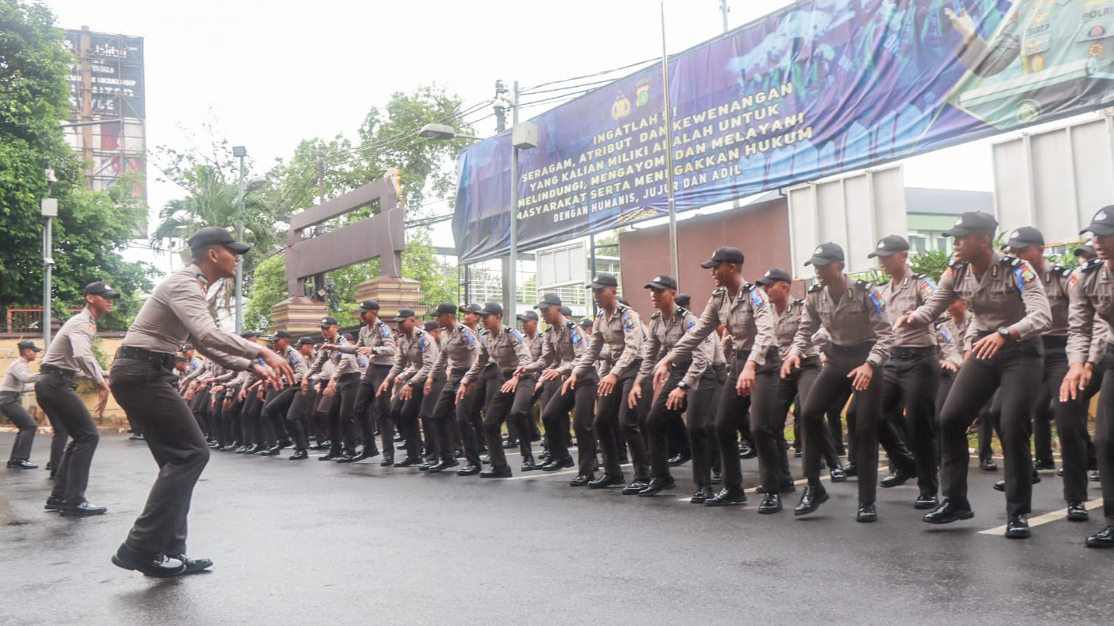 Kapolrestro Jaktim Pimpin Upacara Penyerahan 105 Siswa Latja Diktuba Polri Gelombang I Tahun 2024