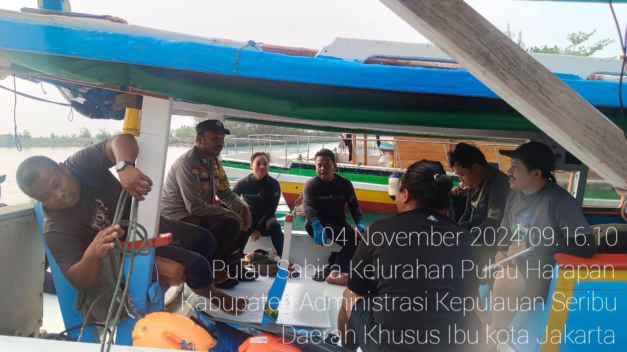 Bhabinkamtibmas Pulau Sabira Sambangi Wisatawan, Sampaikan Imbauan Keselamatan Berwisata