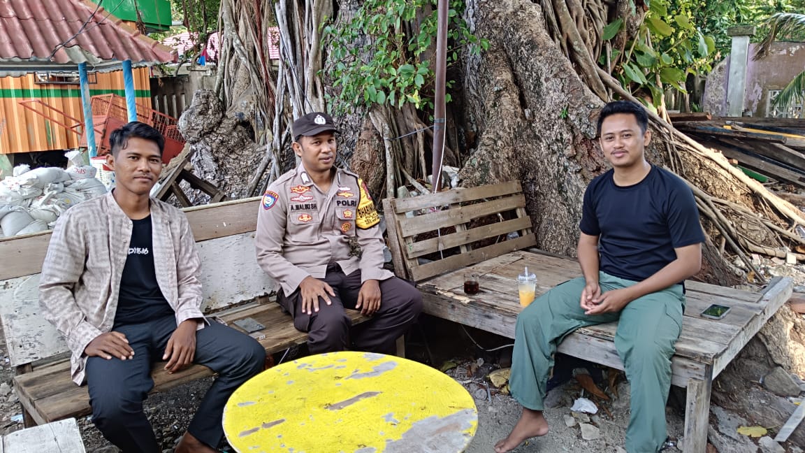 Bhabinkamtibmas Pulau Sabira Sambangi Tokoh Masyarakat, Serukan Pentingnya Pencegahan Radikalisme dan Judi Online