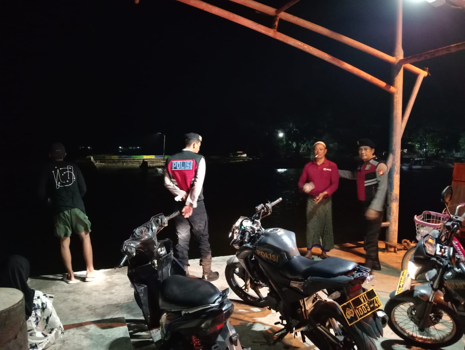 Polisi Baik Polsek Kepulauan Seribu Utara Patroli Malam, Himbau Warga Tidak Main Judi Online