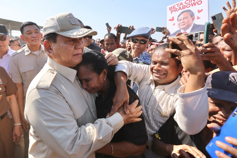 Tangis Bahagia Warga Atambua Sambut Prabowo di Deklarasi Dukungan Masyarakat Perbatasan di NTT