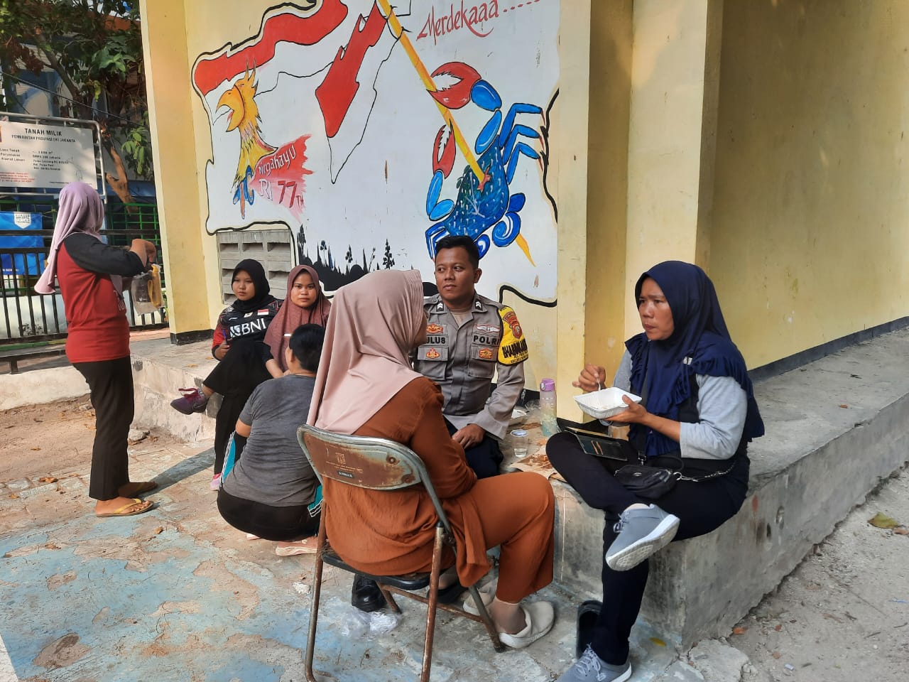 Bhabinkamtibmas Pulau Lancang Jalin Silaturahmi dengan Warga, Dorong Pelaporan Kasus KDRT dan Kekerasan Anak