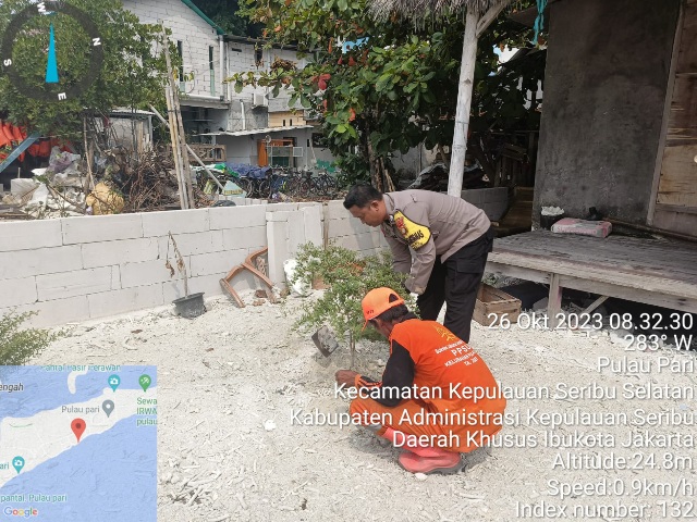 Polsek Kepulauan Seribu Selatan dan Warga Tanam Pohon demi Bersihkan Udara Pulau-Pulau Penduduk