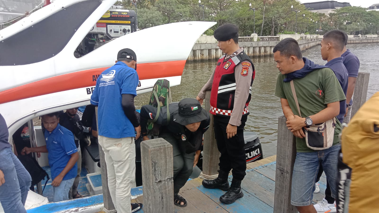 Anggota Sat Samapta Polres Kepulauan Seribu Amankan Kedatangan Warga dan Wisatawan di Dermaga 16 dan 17 Marina Ancol