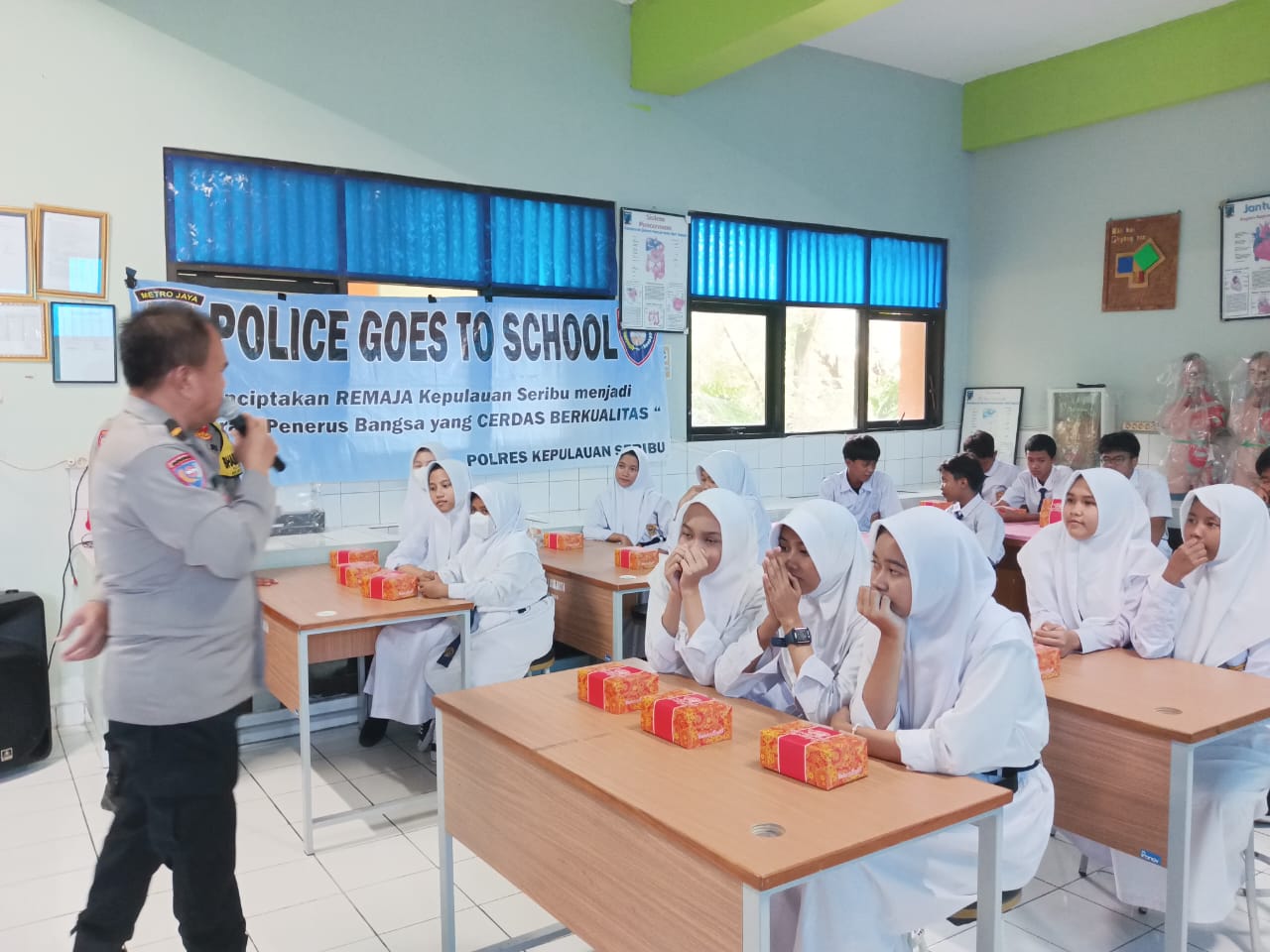 Satuan Binmas Polres Kepulauan Seribu Berikan Penyuluhan Pencegahan Kenakalan Remaja dan Penyalahgunaan Narkoba di MTSN 26 Pulau Harapan
