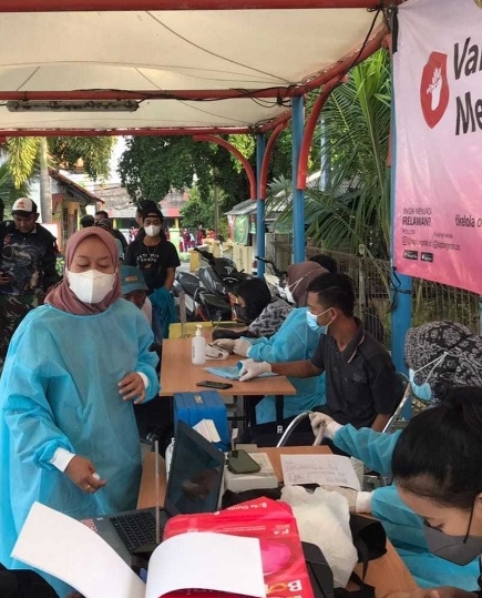 Polsek Kep Seribu Utara Gelar Suntik Vaksin Booster di Dermaga Pelabuhan Kedatangan