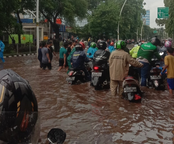 Hujan Deras, Sejumlah Jalanan Ibukota Lumpuh Total Tergenang Air