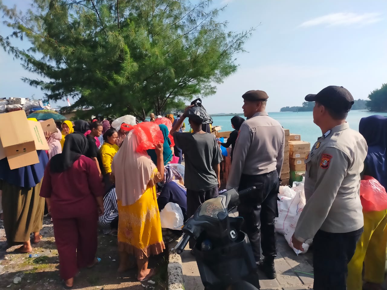 Polsek Kepulauan Seribu Utara Amankan Pendistribusian Pangan Murah untuk Pemegang Kartu KJP