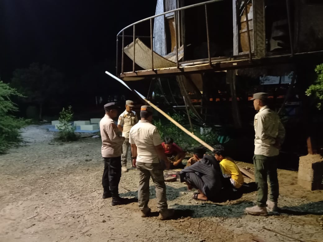 Polsek Kepulauan Seribu Selatan Patroli Malam Sambang Himbau Remaja di Pulau Pari agar Tidak Begadang dan Mengajak Hidup Sehat