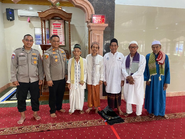 Kapolsek Kepulauan Seribu Utara Sambangi Tokoh Agama di Masjid Anni'mah untuk Wujudkan Pilkada 2024 Aman dan Damai