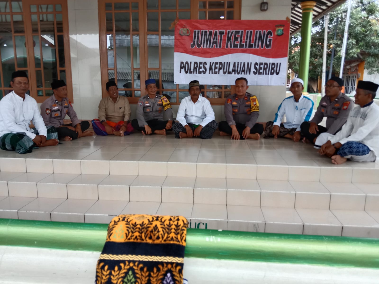 Polsek Kepulauan Seribu Utara Gelar "Jum'at Keliling Polres" di Pulau Panggang Menyampaikan Pesan Kamtibmas Menjelang Pemilu 2024