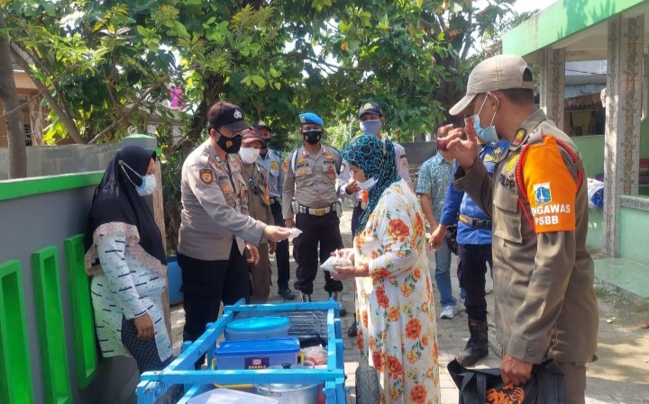 Perkuat PPKM Mikro, Polres Kep Seribu Bagikan 1.700 Masker Medis di 8 Pulau Pemukiman