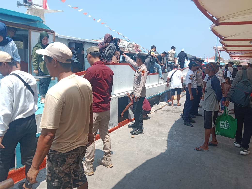 Polsek Kepulauan Seribu Utara Berikan Keamanan di Pulau Kelapa, Waspadai Masuknya Narkoba dan Miras, serta Bantu Penumpang Kapal Turun dengan Humanis