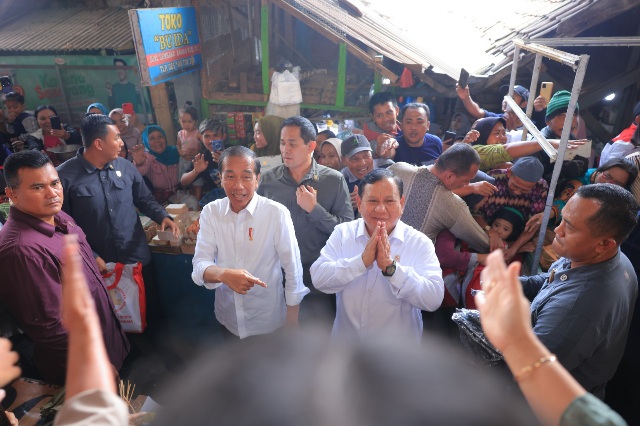 Prabowo Dampingi Jokowi Blusukan di Pasar Bululawang Malang