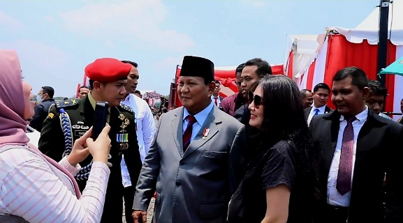 Hadiri HUT ke-78 TNI, Warga Berebut Selfie dengan Prabowo