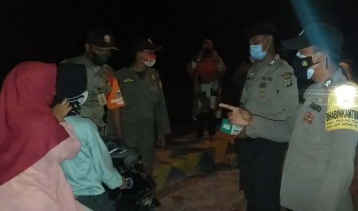 Pospam Ops Lilin Jaya-2021 Pulau Untung Jawa Giatkan Pengawasan ProKes Malam Hari Ingatkan Warga Patuh Aturan PPKM Level 1