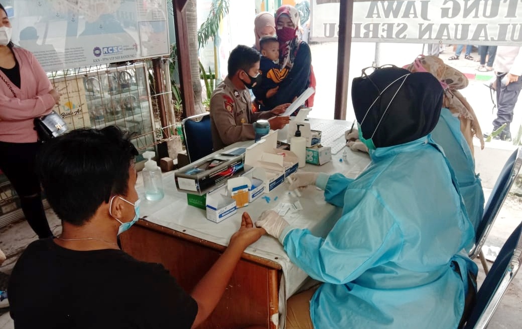 Polsek Kep Seribu Selatan Beri Layanan Rapid Tes Gratis 81 Wisatawan Di Posko KTJ Pulau Untung Jawa