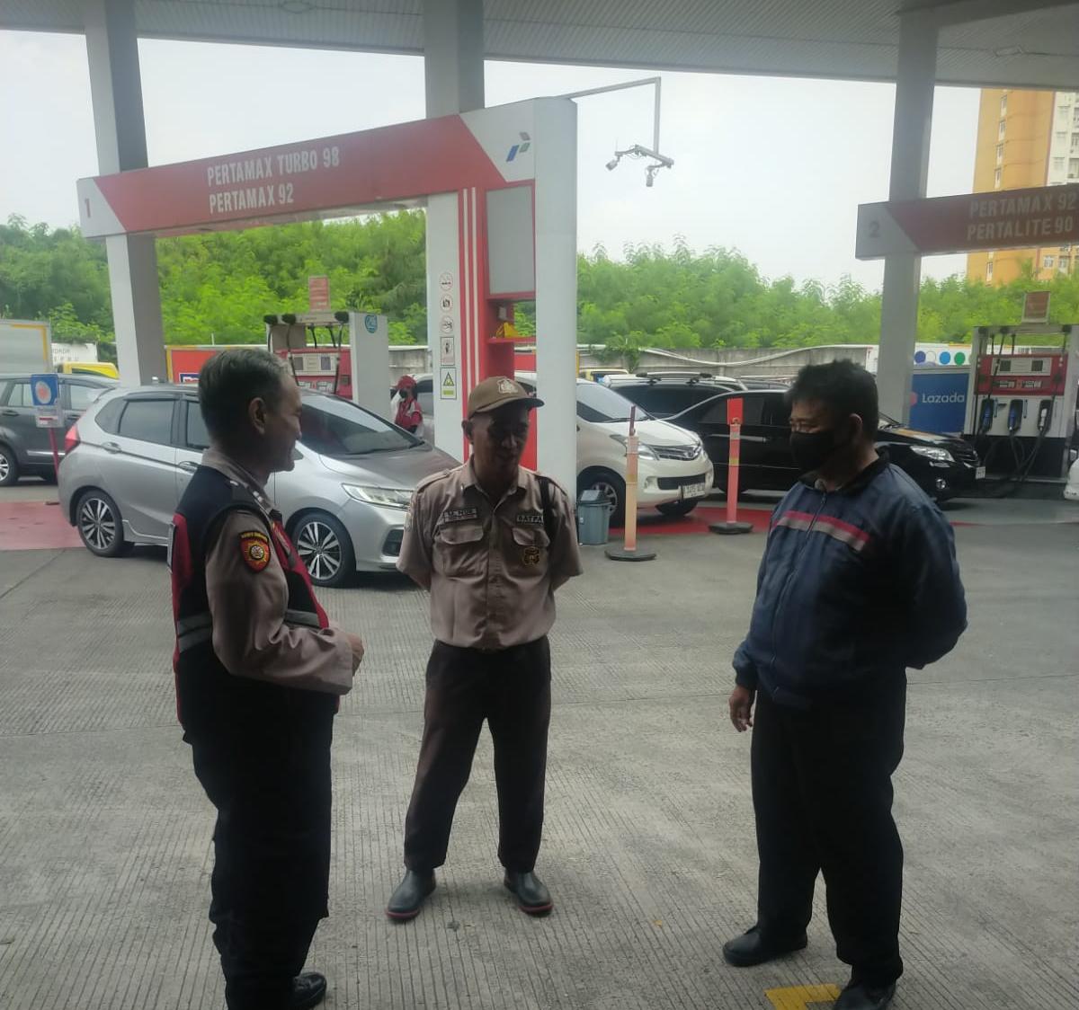 Antisipasi Praktik Curang Penjualan BBM, Kepolisian Sektor Pademangan Sambangi Sejumlah SPBU Wilayah Pademangan.