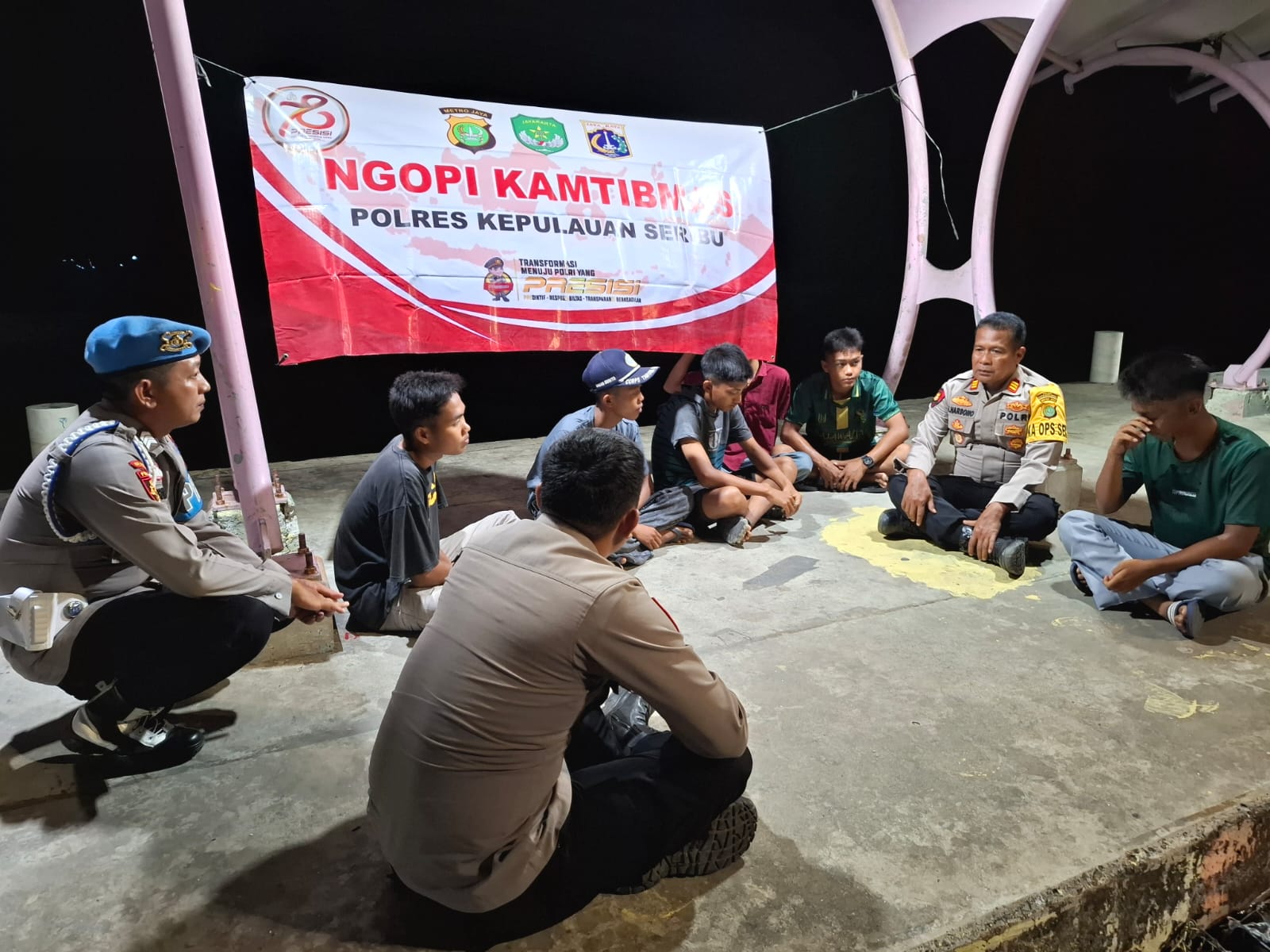 Kapolsek Kepulauan Seribu Selatan AKP Sanyata Harsono, S.H. Gelar Ngopi Kamtibmas Bersama Remaja Sekolah di Pulau Tidung