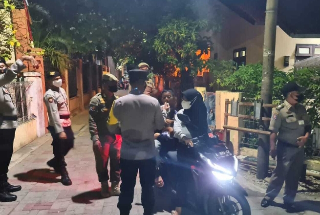 Terus Ingatkan Warga Untuk Waspada COVID19, Polsek Kep Seribu Utara Berikan Himbauan ProKes Malam Hari