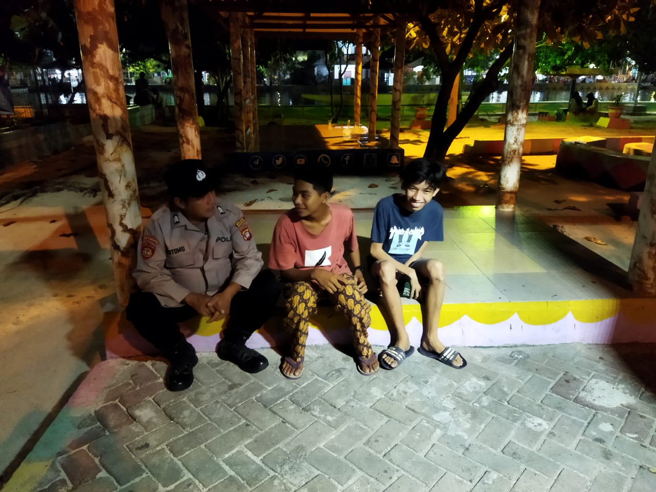 Kapolsubsektor Pulau Kelapa Bersama Satpol PP Lakukan Patroli Malam Presisi, Sosialisasikan Pencegahan Gangguan Kamtibmas di Pulau-Pulau