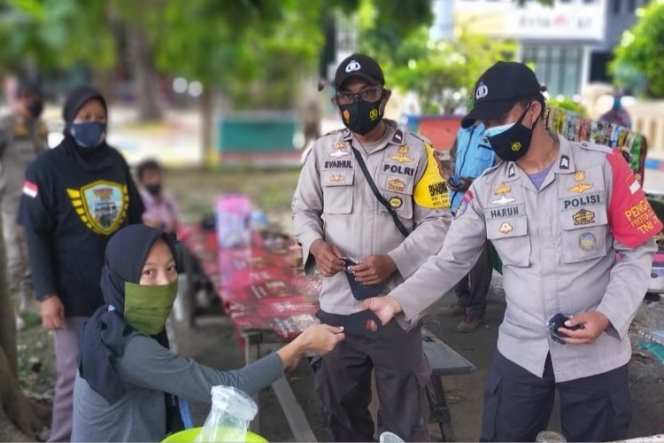 Sukseskan "Jakarta Bermasker", Hari ini Polres Kep Seribu Bagikan 6000 Masker Gratis