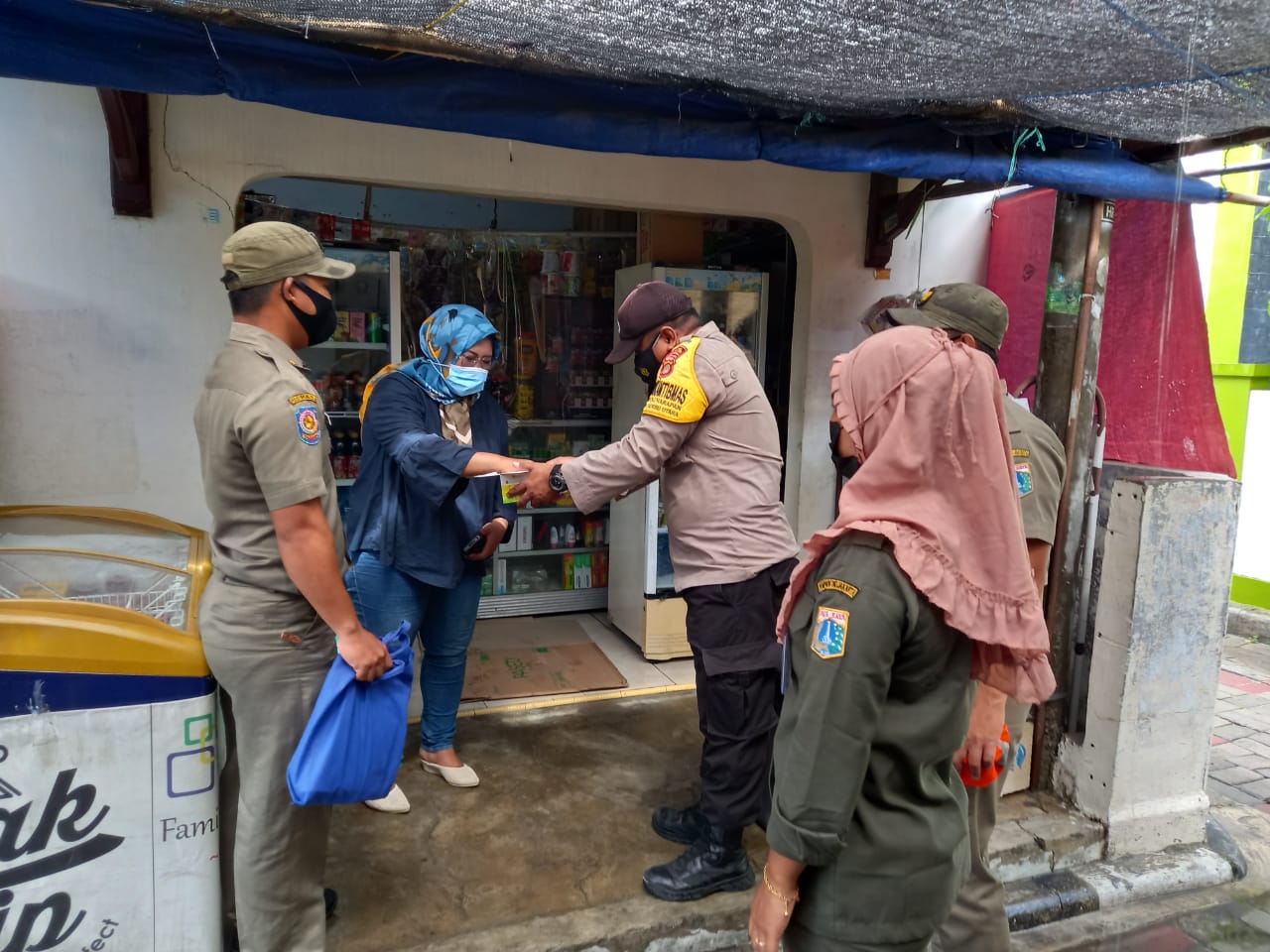 Cegah Covid-19, Polres Kepulauan Seribu Sambangi Warga Himbau ProKes dan Bagikan 1.600 Masker ke Warga