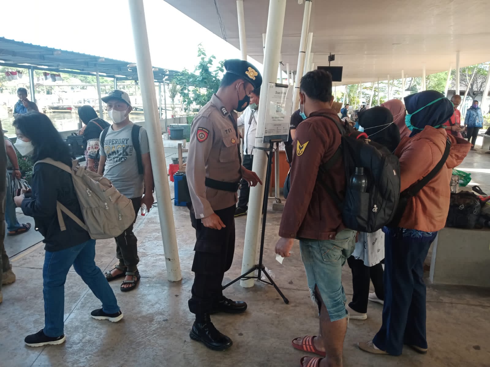 Pengawasan ProKes, Polres Kep Seribu Wajibkan 98 Penumpang Kapal ke Pulau Tunjukkan Scan Barcode Peduli Lindungi di Dermaga Marina Ancol