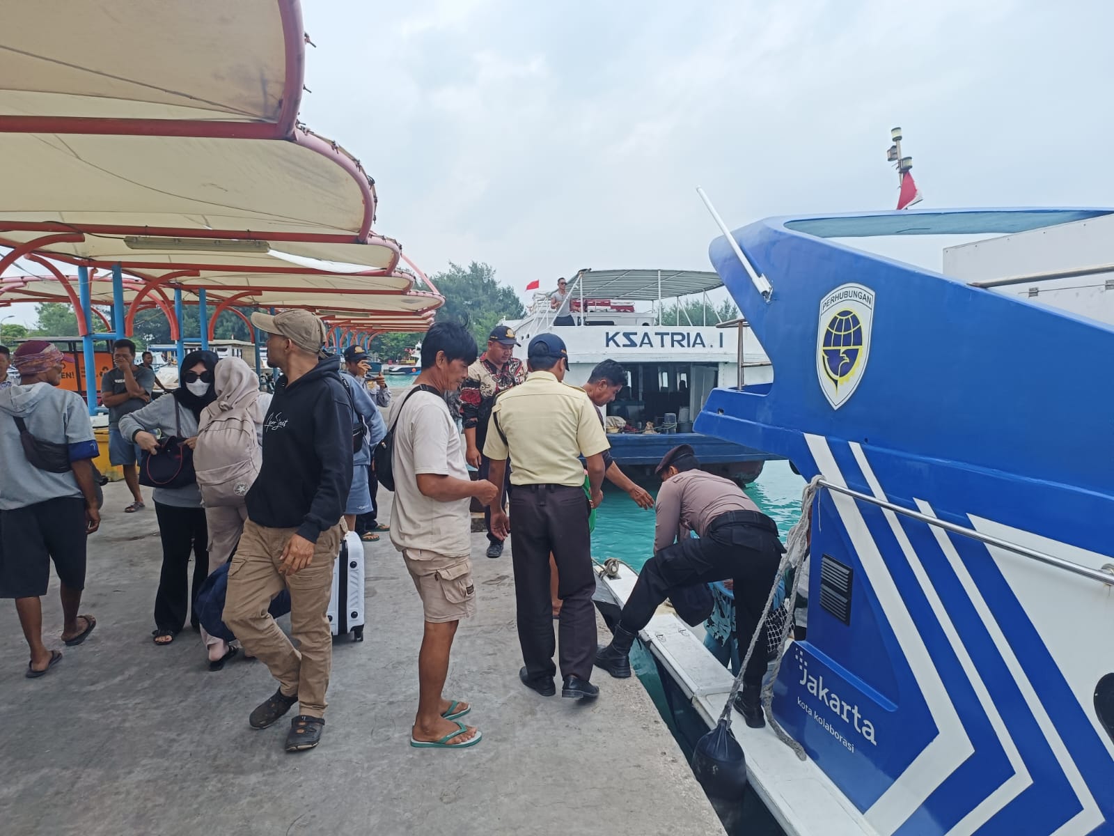 Polsek Kepulauan Seribu Utara Kedepankan Sikap Humanis, Bantu Penumpang Turun dari Kapal Demi Keselamatan dan Kenyamanan Wisatawan