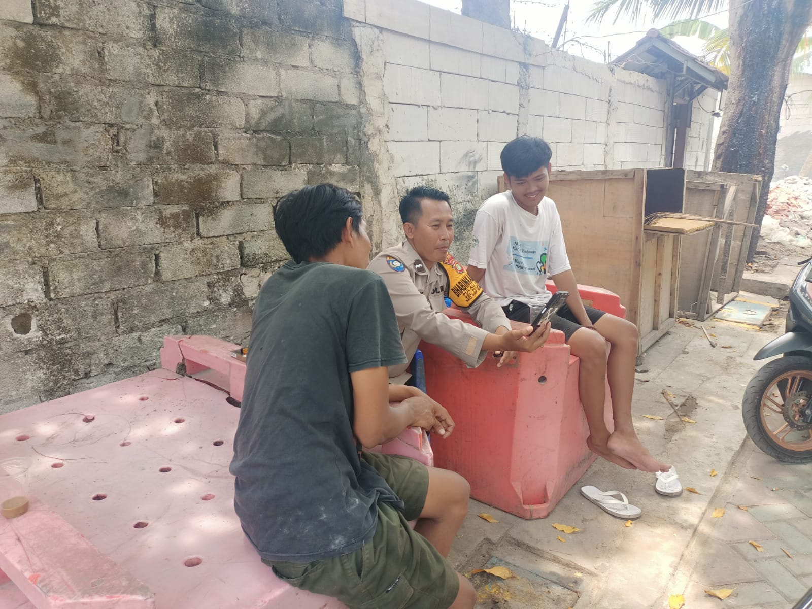 Bhabinkamtibmas Pulau Kelapa Sosialisasikan Hotline Polri 110 untuk Tingkatkan Keamanan dan Ketertiban