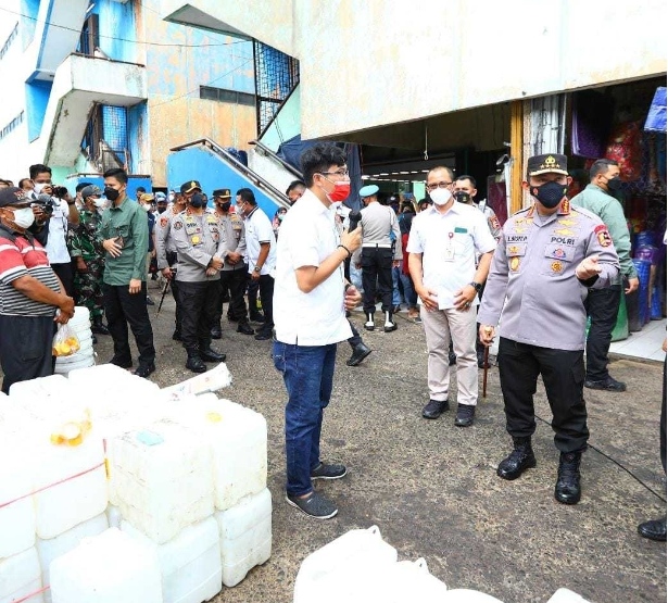 Tinjau Pasar Minggu, Kapolri Pastikan Stok Minyak Curah untuk Warga Aman