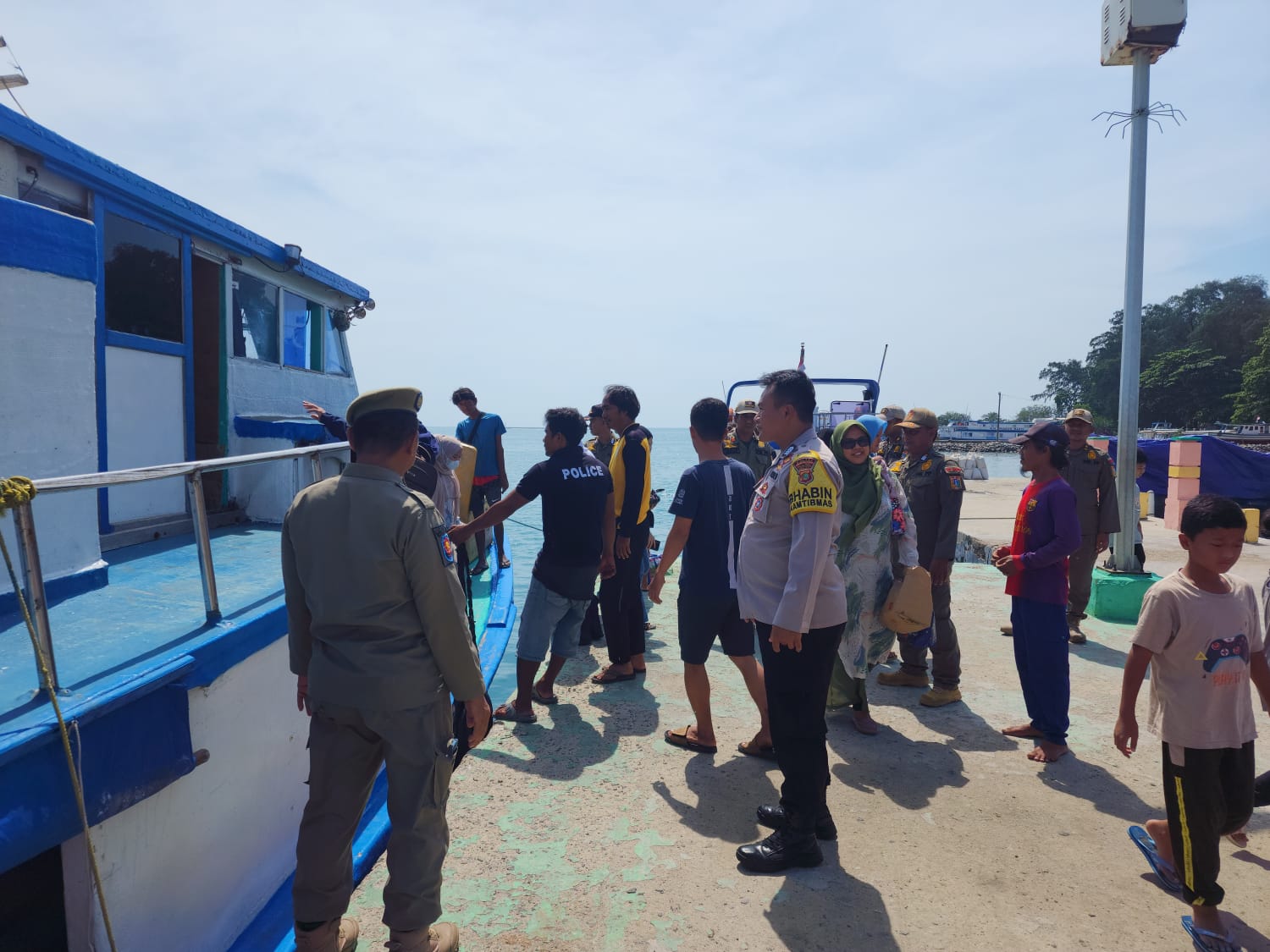 Polsek Kepulauan Seribu Utara Pastikan Keamanan dan Kenyamanan Wisatawan di Dermaga Pulau Kelapa
