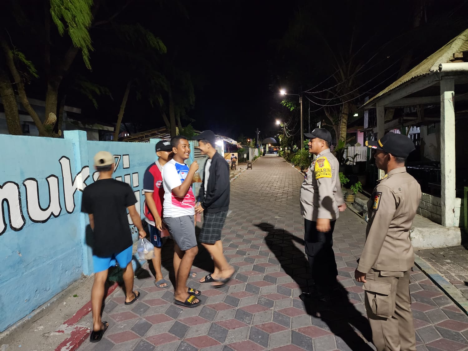 PolsubSektor Pulau Panggang dan Bhabinkamtibmas Gelar Patroli Malam Polri Presisi di Pulau Pramuka untuk Menciptakan Kondisi Aman