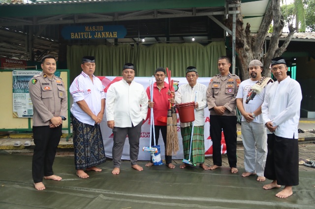 Kapolres Kepulauan Seribu Gelar Bakti Religi Usai Sholat Jumat, Serahkan Alat Kebersihan Masjid Sambut HUT Bhayangkara ke-79